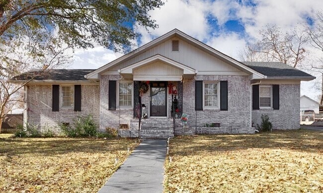 Building Photo - Charming 3 Bedroom, 2 Bathroom Home in Dec...