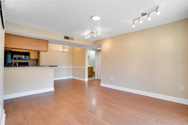 Photo - 806 Lake Haven Square Unidad 208