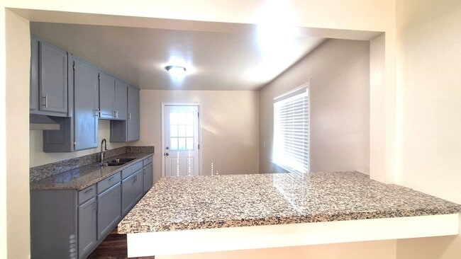 Building Photo - 15420 Unit 295