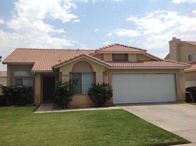 Building Photo - 3 BEDROOM, 2 BATHROOM CLOSE TO SCHOOLS!
