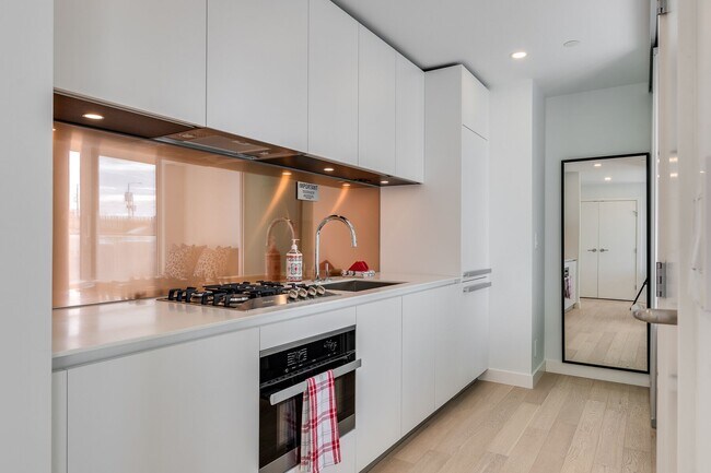 Photo - 1480 Howe St