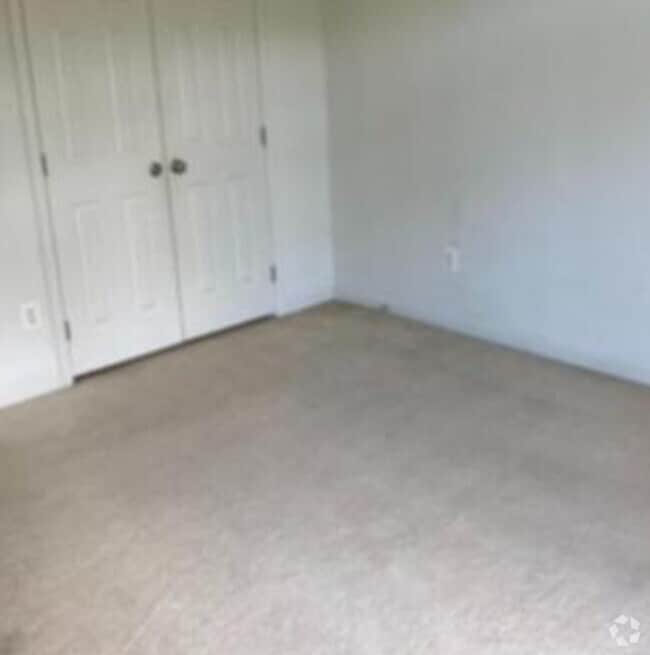 Building Photo - 2627 Eastbourne Dr Unit 2627 Eastbourne Rental