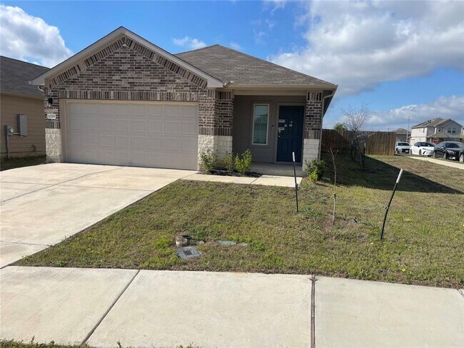 Building Photo - Ranch-style house available in Elgin