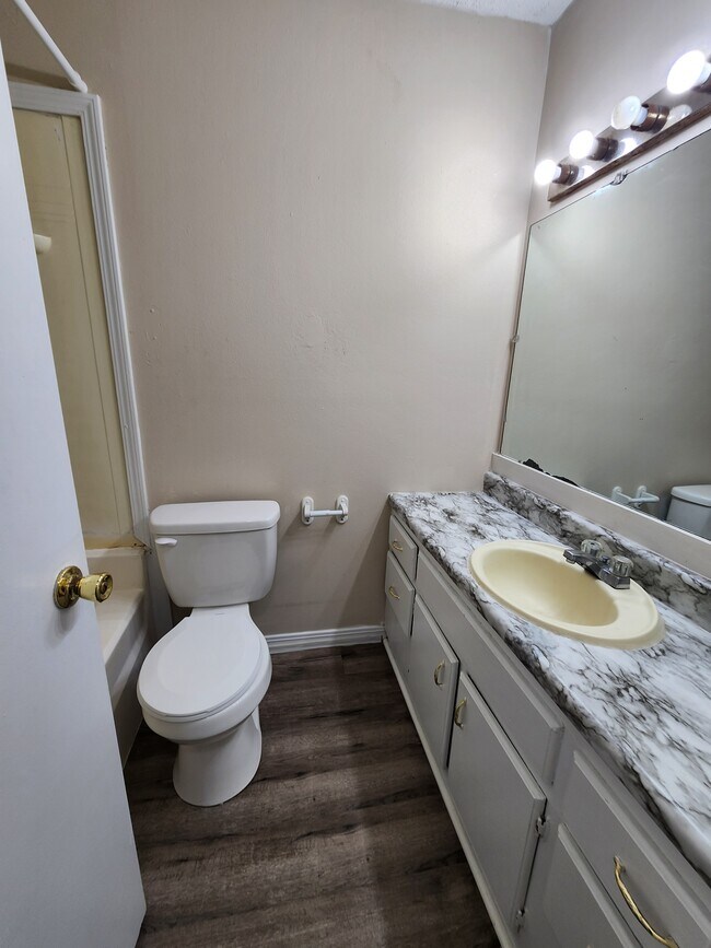 2131 Woodside Dr