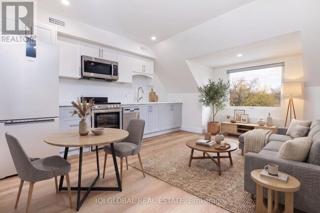 Photo - 1502 Dufferin St Unit 3rd Flr