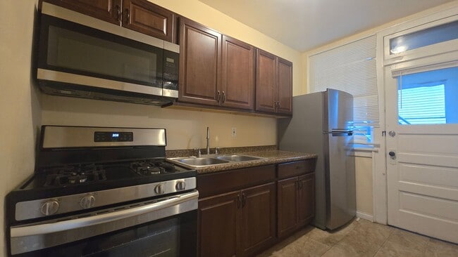 Building Photo - 1319 12th St Unit 1319-1N