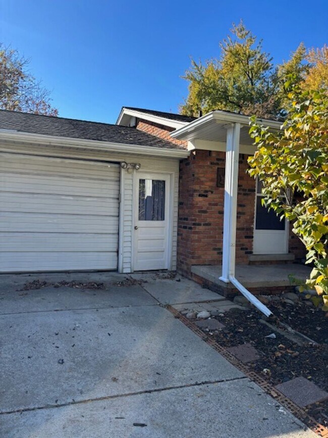 Photo - 3 BED, 1.5 BATH IN DOWNTOWN PLYMOUTH