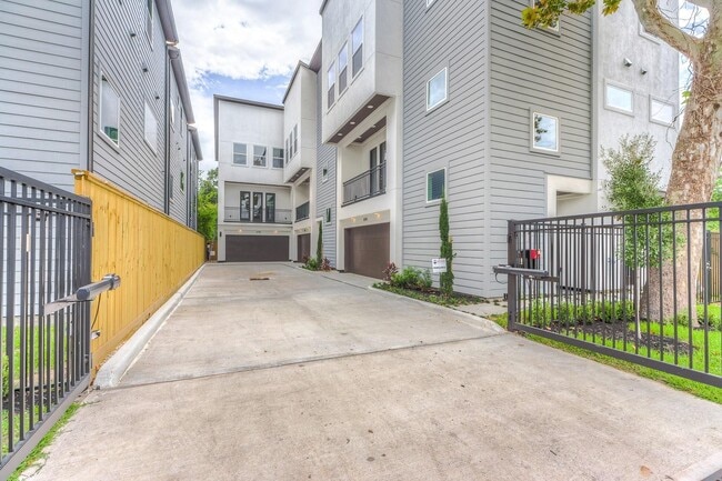 Building Photo - 3722 Robertson St