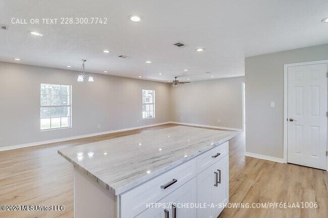 Photo - 912 Maple St