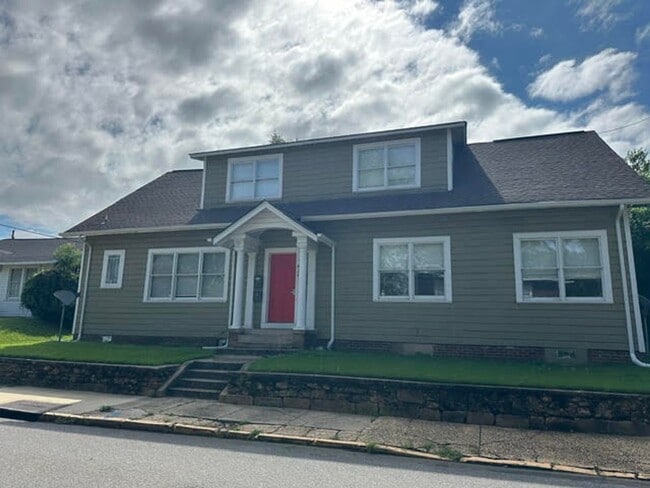 Building Photo - 425 Caplewood Dr Unit B