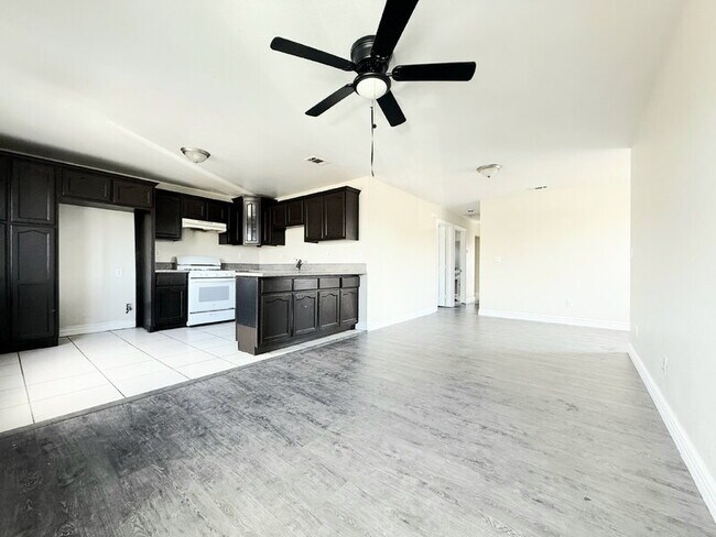 Photo - 846 W 55th St