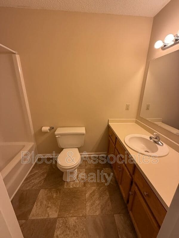 Photo - 712 S Main St