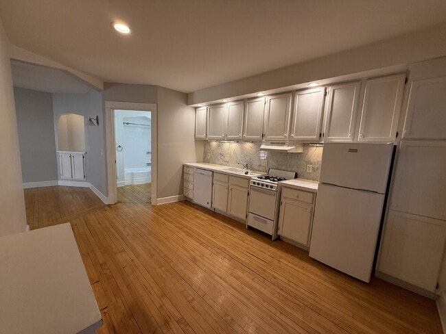 Building Photo - 1 Bed 1 Bath Historic Preserved Douglas Apartments in Desirable Lowry Hill Unit 4