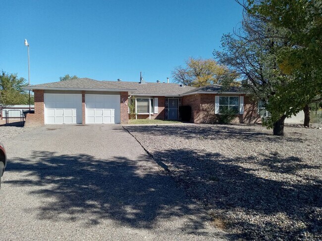 ***Beautiful 4-bedroom 3 bath home located... - ***Beautiful 4-bedroom 3 bath home located...