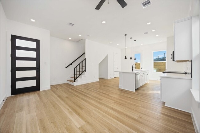 Photo - 1466 Ferguson Way