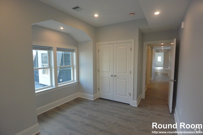 Building Photo - 120 Kenrick St Rental