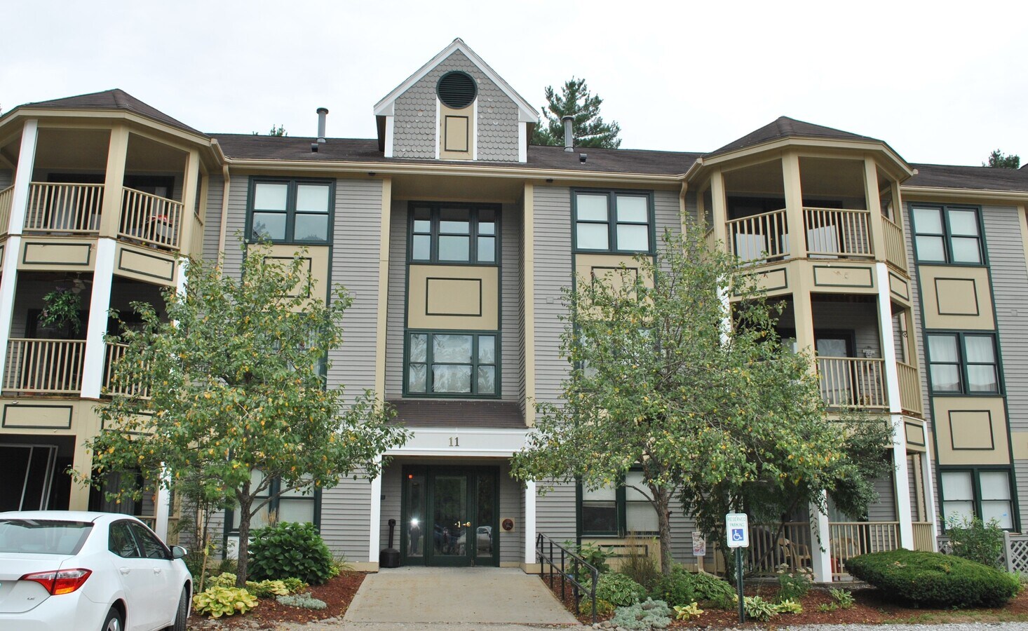 Front entrance - 3 Mayfair Ln Condo Unit 101 Hollis Crossing