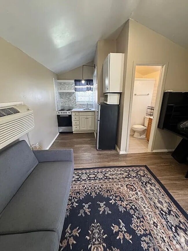 Building Photo - 2805 33rd St Unit Rear Rental