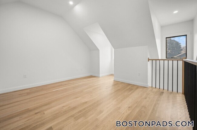 23 Cedar St