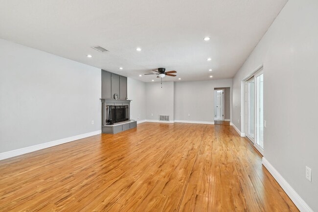 Photo - 1302 Brandonwood Dr