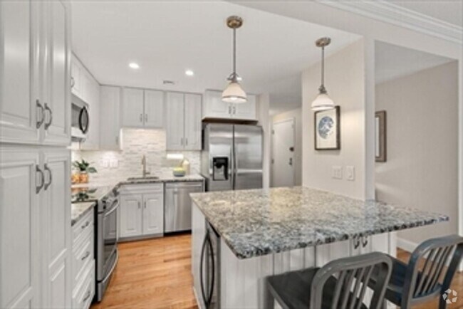 Building Photo - 2 bed/2 bath, WD in unit, parking, central... Rental
