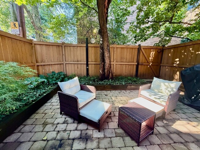 Building Photo - 747 W Dickens Ave Rental