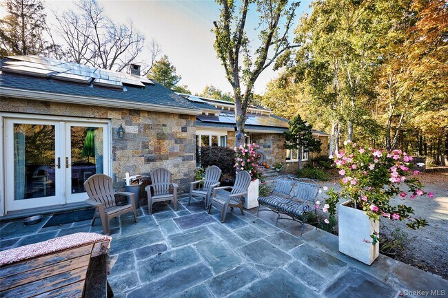 Photo - 356 Rossway Rd