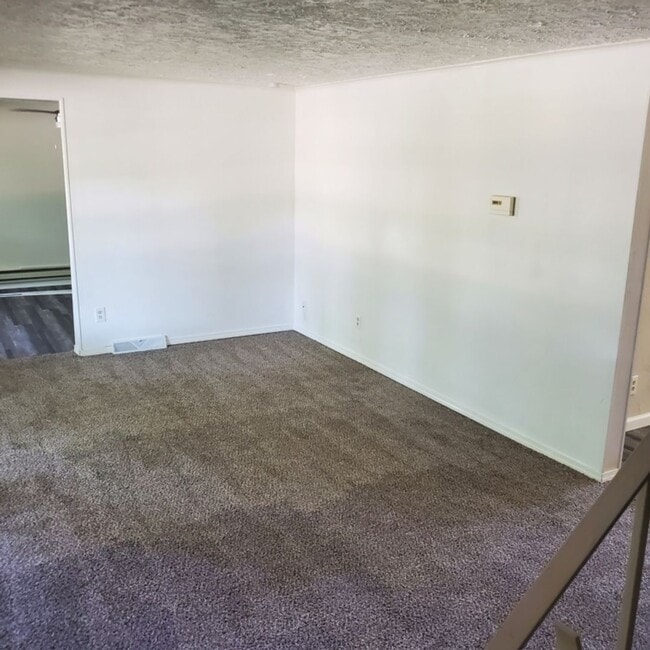 Photo - 3 bdrm Bungalow House For Rent!!!