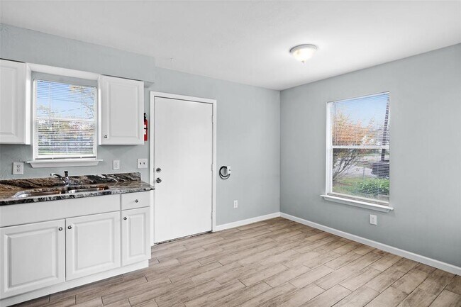 Photo - 2121 Brewster St