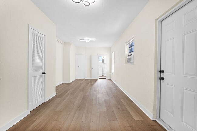 Building Photo - 47 NW 45th Ave Unit 2