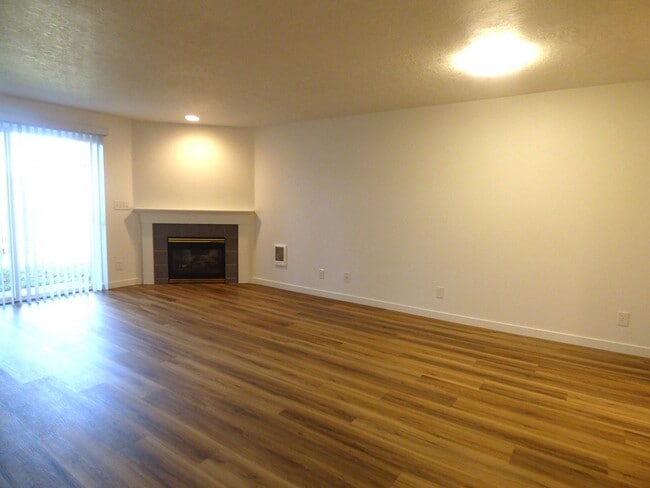 Photo - 3 bed 2 bath Duplex Unit 4192-102
