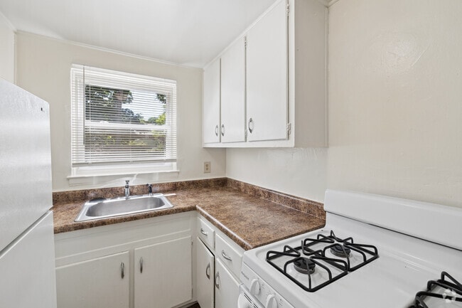 The Albany - 2BR, 1BA - 950SF - Kitchen