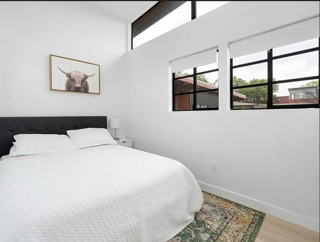 Bedroom 2 - queen - 400 E 30th St Unit 200