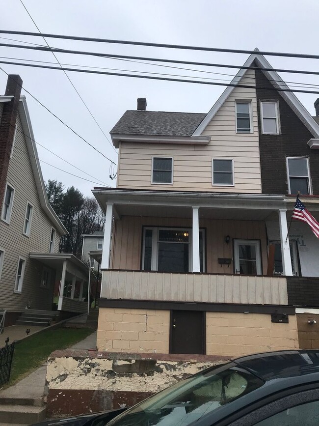 Building Photo - 4 Bedroom 1.5 Bath