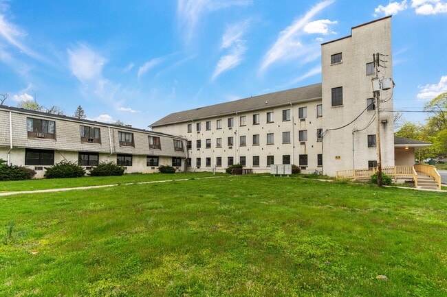 Photo - Railroad Manor - Nearly Renovated - Studio...