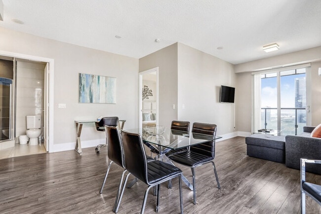 Photo - 228 Wellington St W Unit ID1050764P