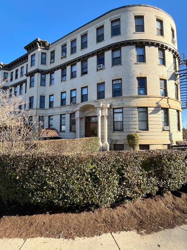 Building Photo - 1880 Commonwealth Ave Unit #1
