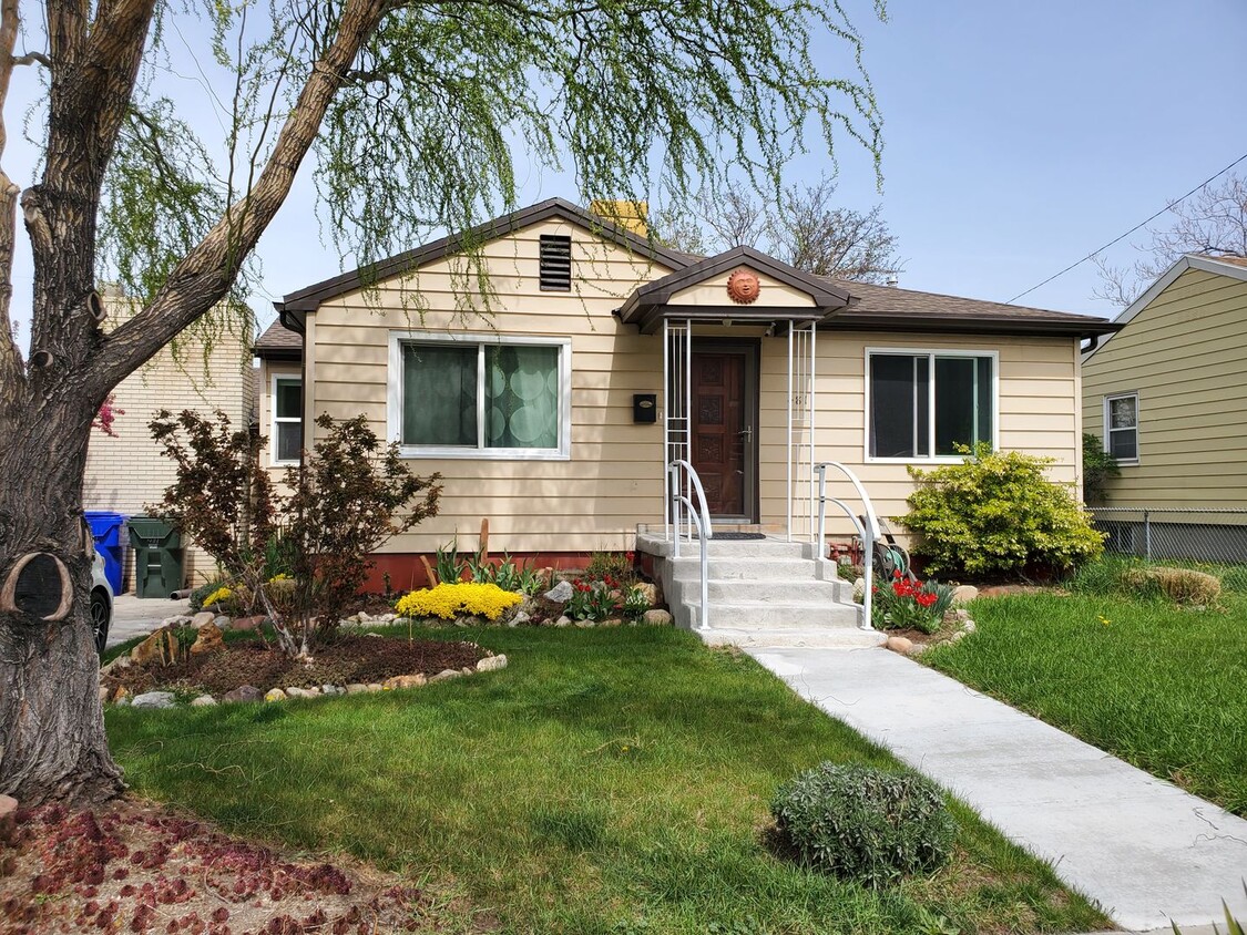 AMAZING 4bd. 2 bath house! Pet OK! RARE ma... - AMAZING 4bd. 2 bath house! Pet OK! RARE ma...
