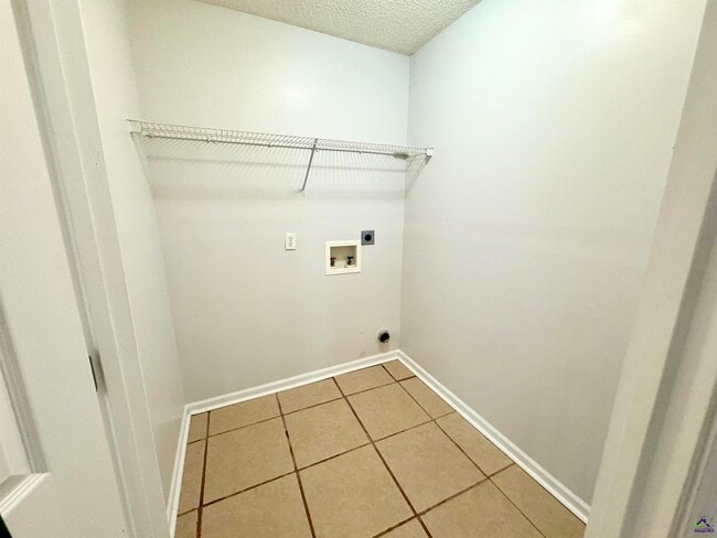 Photo - 308 Strawbridge Ln