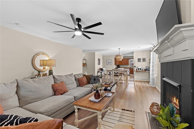 Photo - 4462 W Alberta St