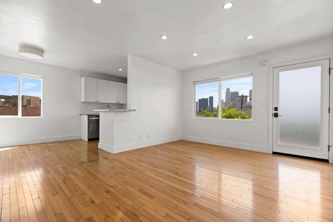 Building Photo - This beautifully updated  1 bed / 1 bath a... Unit #2 Rental