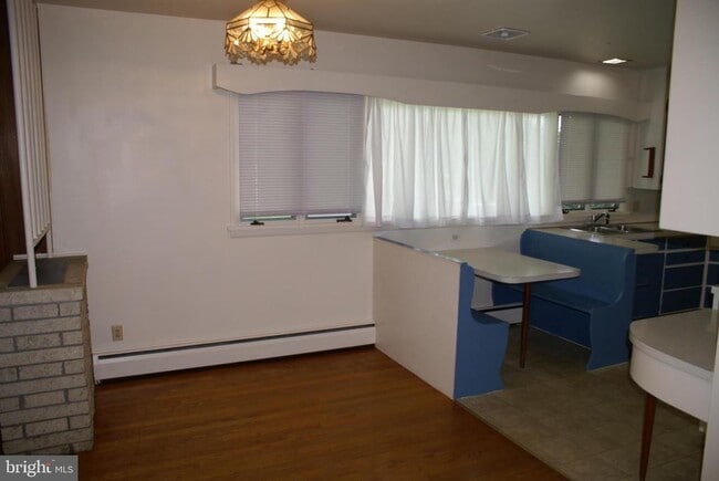 Photo - 6056 Lincoln Way W