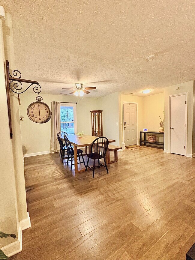 Photo - 372 Woodberry Cir