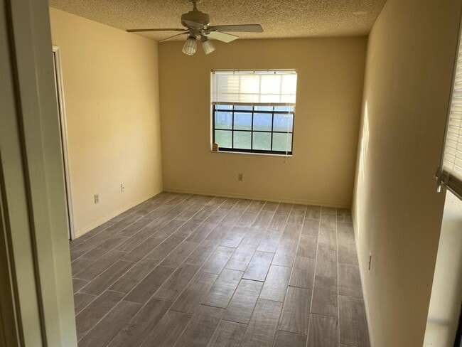 Photo - 491 N Sams Point