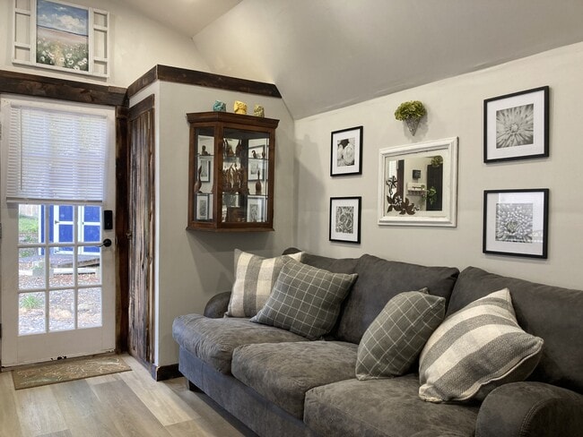 Photo - 2924 Richmond Way