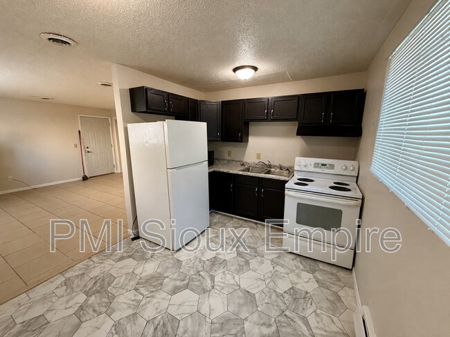 Building Photo - 705 W 18th St Unit 2