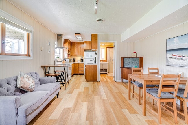 Building Photo - 705 Alsace Lorraine Ave Unit ID1305180P