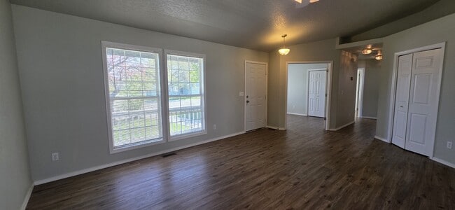 Photo - 907 Aspen Grove St