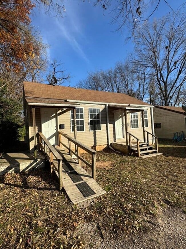Photo - Clean duplex on the North side of Springfield. Remodeled