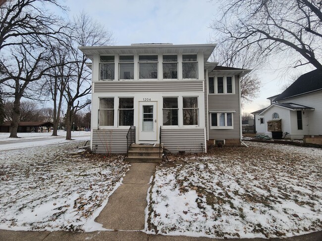Building Photo - 1204 S Jefferson St Unit Upper